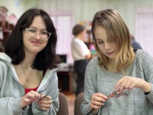 Дівчатка майструють паперового кажана