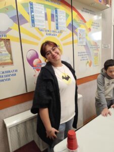 Дівчина-модератор на одній із станцій квесту посміхається