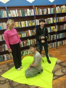 Учасники квесту стоять на яскраво жовтій тканині