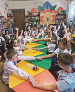 Діти на заході в бібліотеці