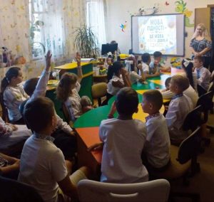 Діти на заході в бібліотеці