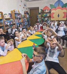 Діти на заході в бібліотеці